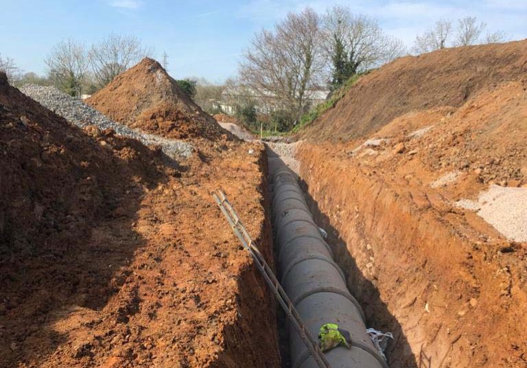 Installing concrete drain pipes
